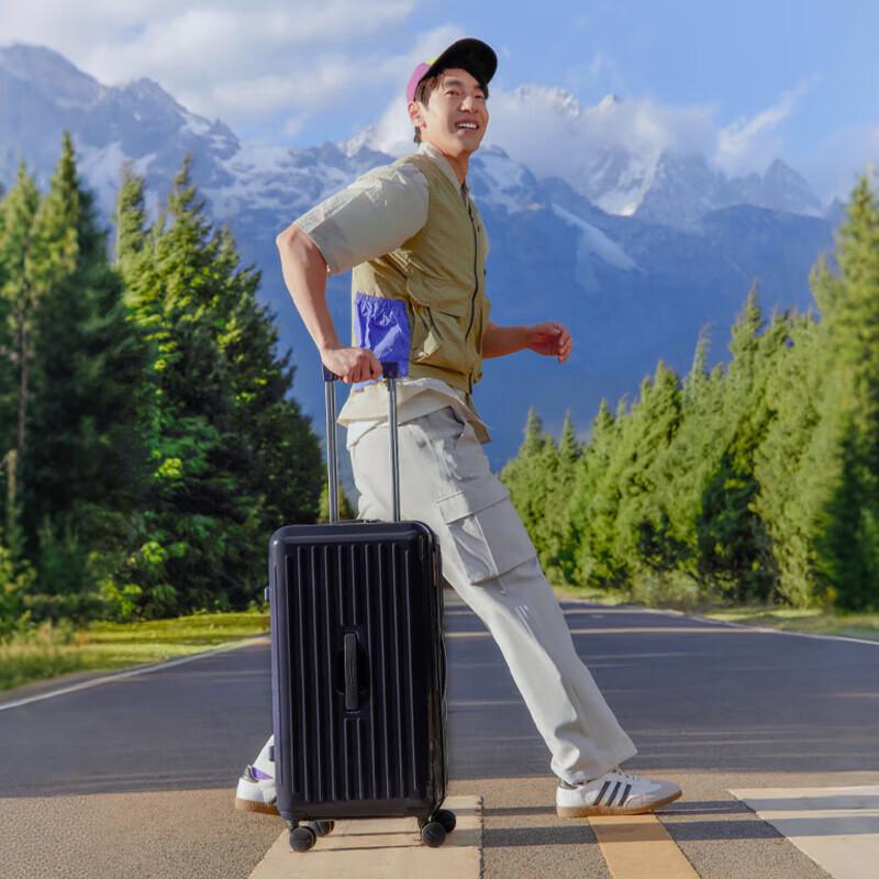 

Чемодан American Tourister 24 дюйма, ретро-синий, с глубоким отделением