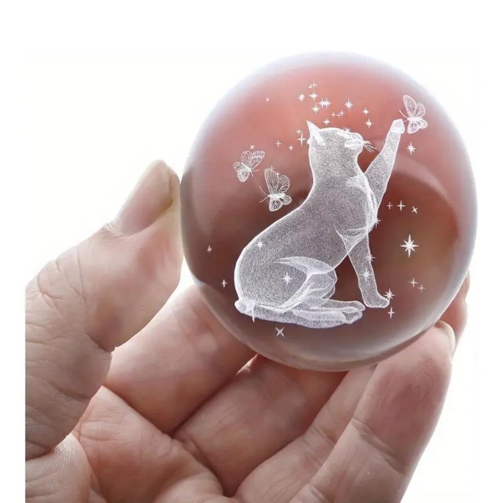 1 sfera di cristallo 3D a forma di gatto incisa al laser con una robusta base in metallo - Portacarte sfera di vetro K9, gatto bianco elegante da 2,3 pollici