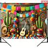 Plan 2D une pièce présentant un fond en tissu du carnaval mexicain chapeau à larges bords et décorations de fête piñata