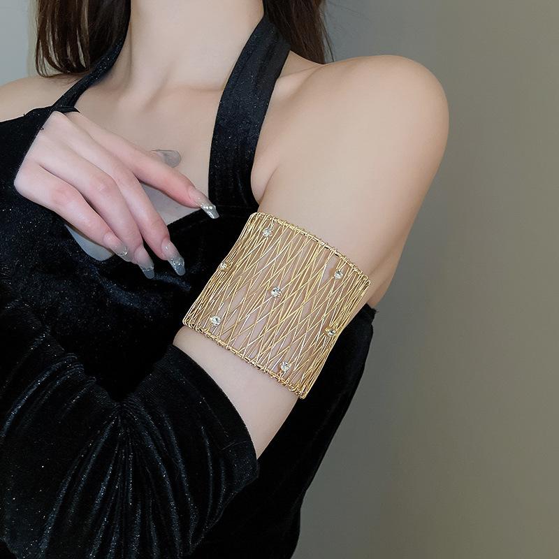 European Cold Style High-End Metal Pleated Bangle: Luxury Women's Temperament Bracelet