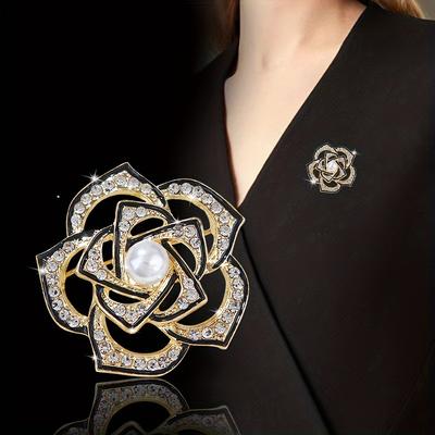 Elegante Broche Flor de Camélia, Tom Dourado com Pérola Artificial e Strass, Joia Floral Feminina para Ocasiões Casuais ou Formais