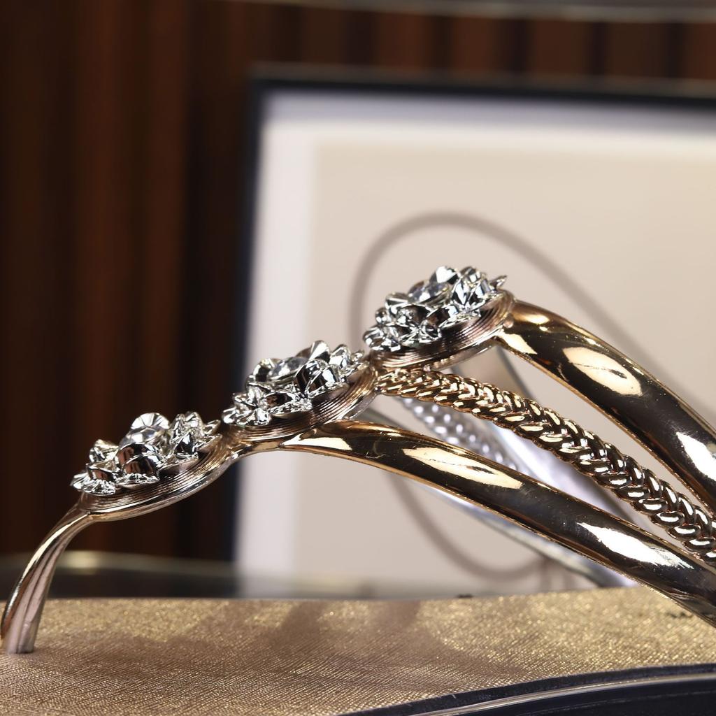 Women's Rhinestone Flip Flops, Summer Glittering Sandals with Round Diamonds, Comfortable Flat Sole Thong Sandals for Beach, Vacation