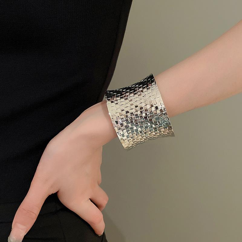 European Cold Style High-End Metal Pleated Bangle: Luxury Women's Temperament Bracelet