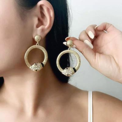 Mode Versatile Alliage Géométrique Rond Texture Tête de Serpent Diamant Boucles d'Oreilles Puces pour Femmes