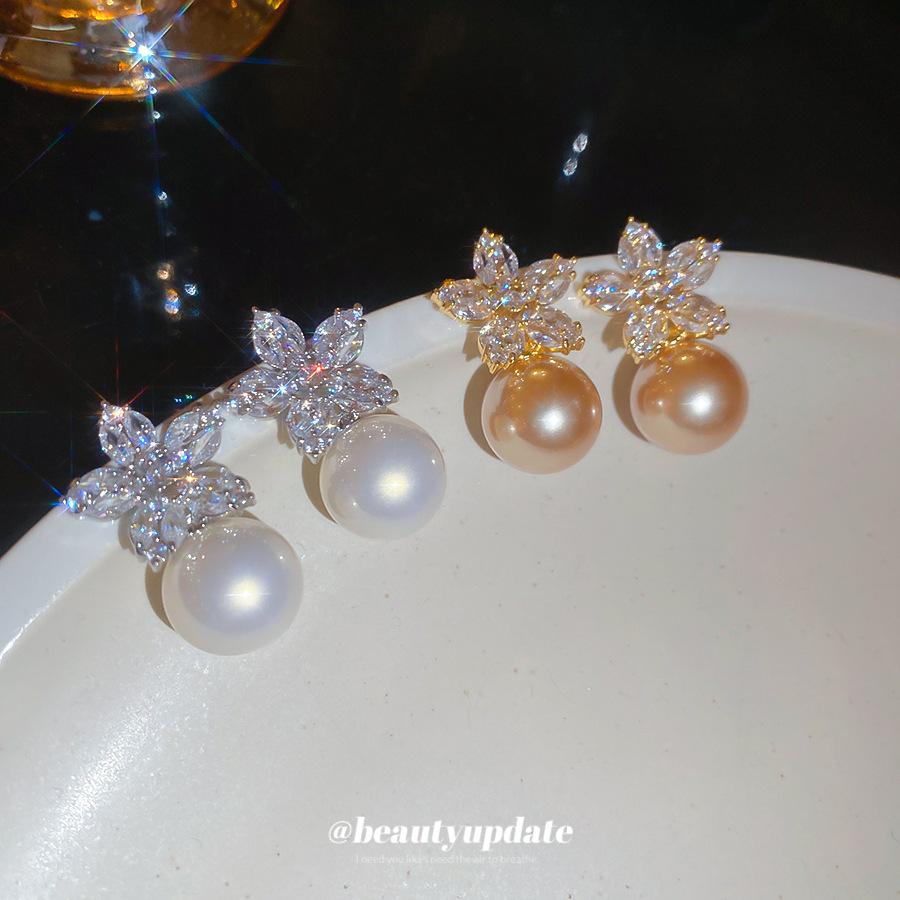 Round Flower Pearl Stud Earrings Retro Elegant Design Sense Niche Earrings Light Luxury Earrings