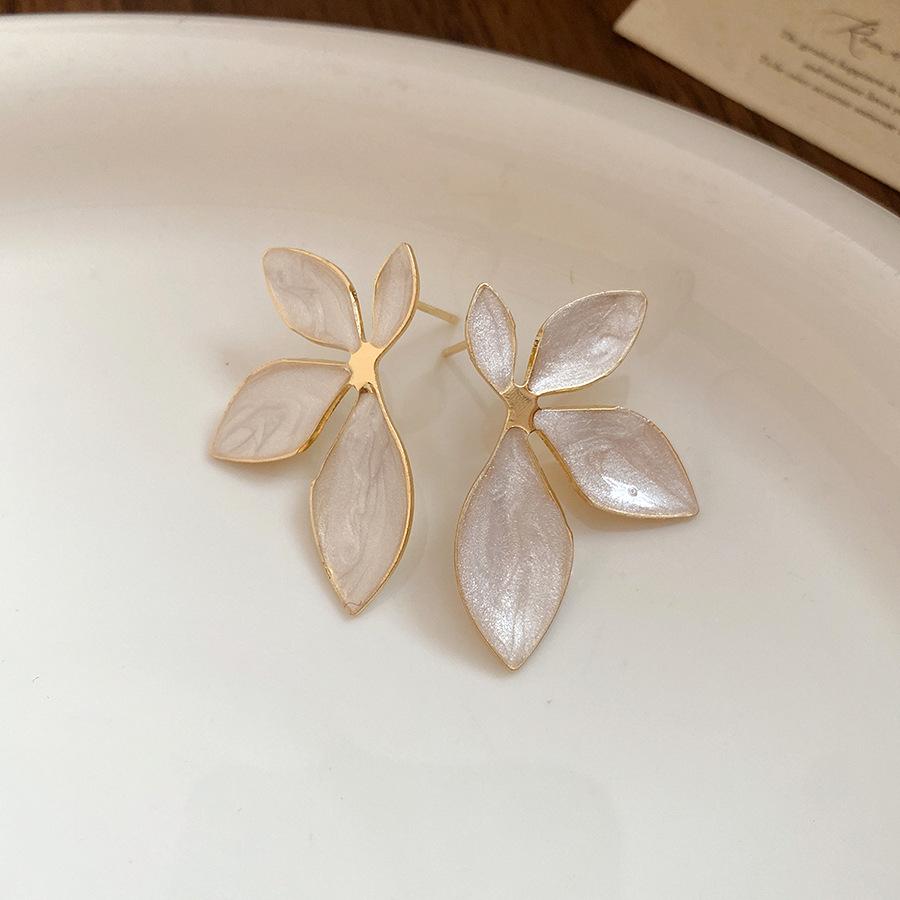 

Silver needle dripping oil flower stud earrings retro personalized design sense fashion exquisite earrings light luxury high-end earrings