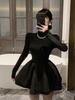 Xiaoxiangfeng Qianjin Prinzessinnenkleid Damen Herbst und Winter Halbturtleneck Unteres Strickkleid Kleines Schwarzes Kleid Flauschiges Kleid