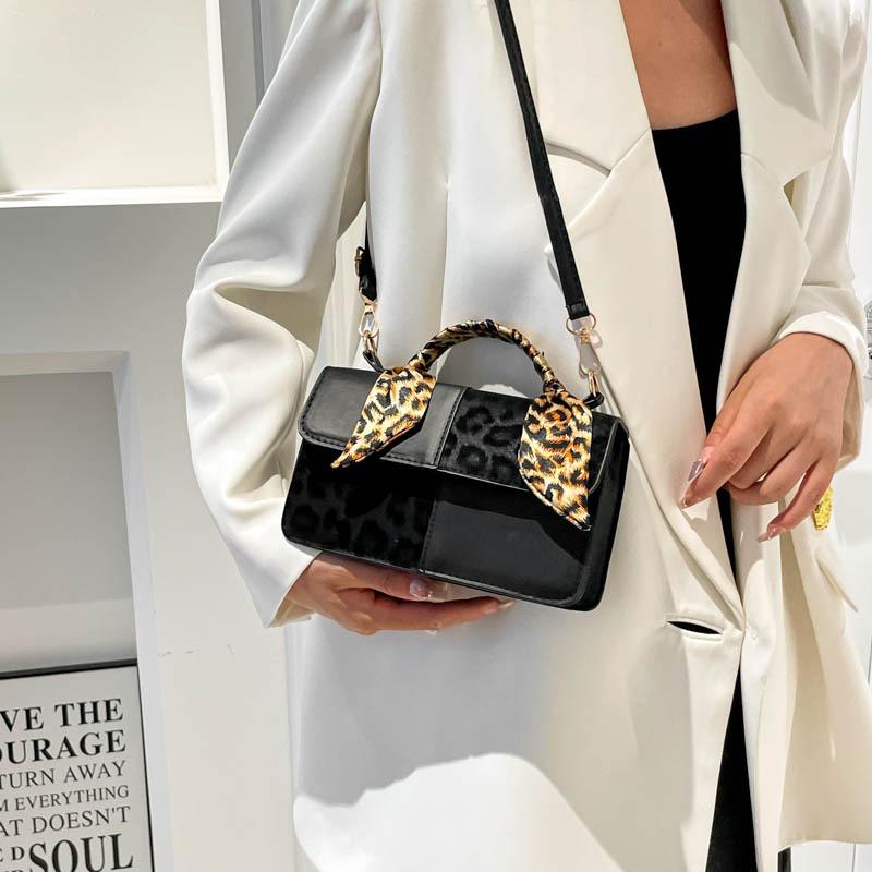 Niche design portable small bag women's autumn new fashion commuter small square bag high value shoulder bag