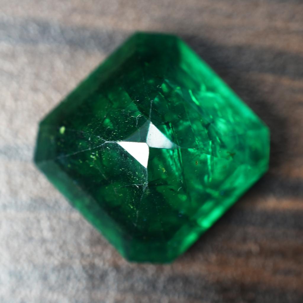 Natural Green Emerald Loose Gemstone 10.56 ct Emerald Cut for Jewelry Making and Gem Collections
