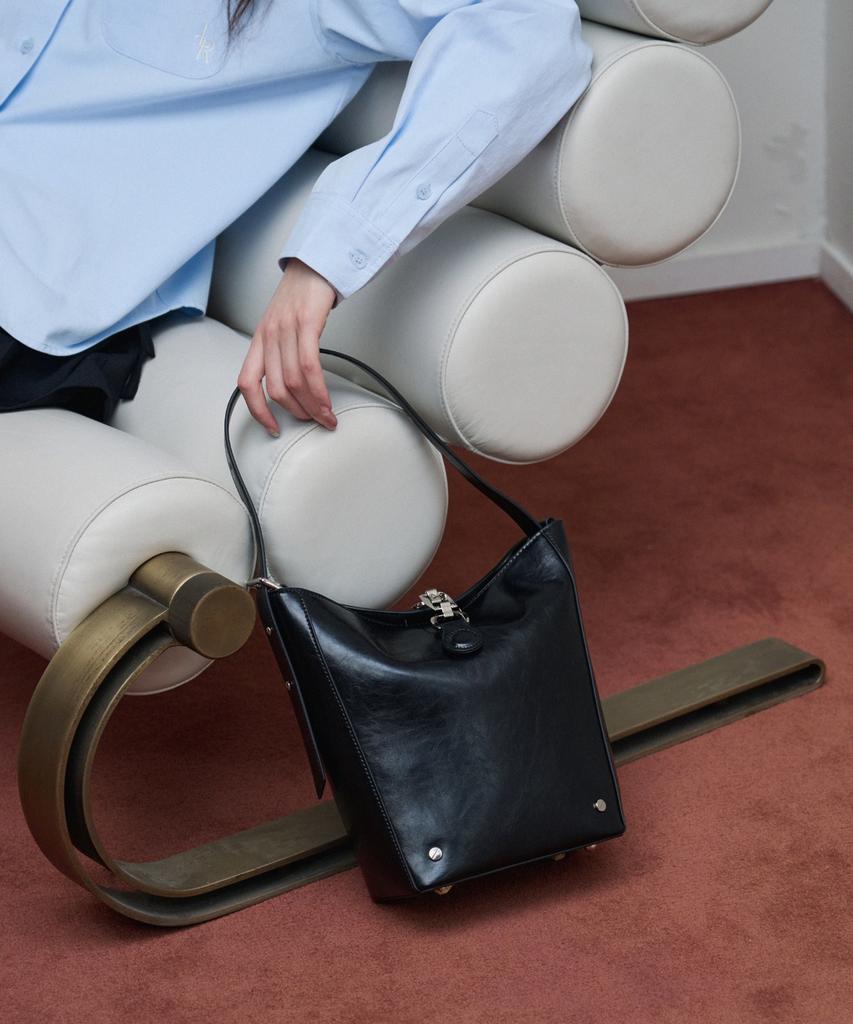 Leathery Vaulted Cow Leather Magnetic Bucket Bag [Black]