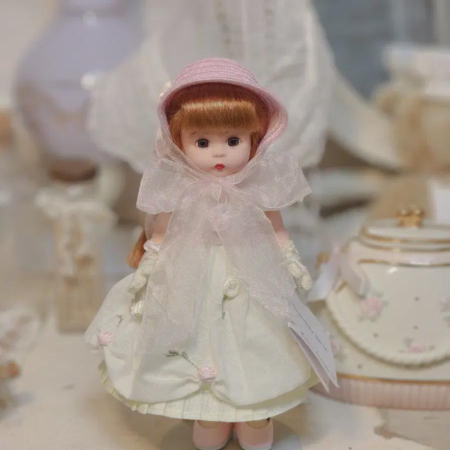 

Мадам Александр Долл