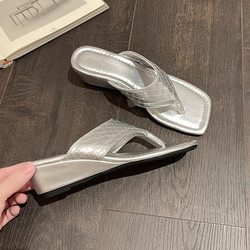 Retro simple and versatile slope heel flip-flops women's summer new casual skirt slippers summer sandals