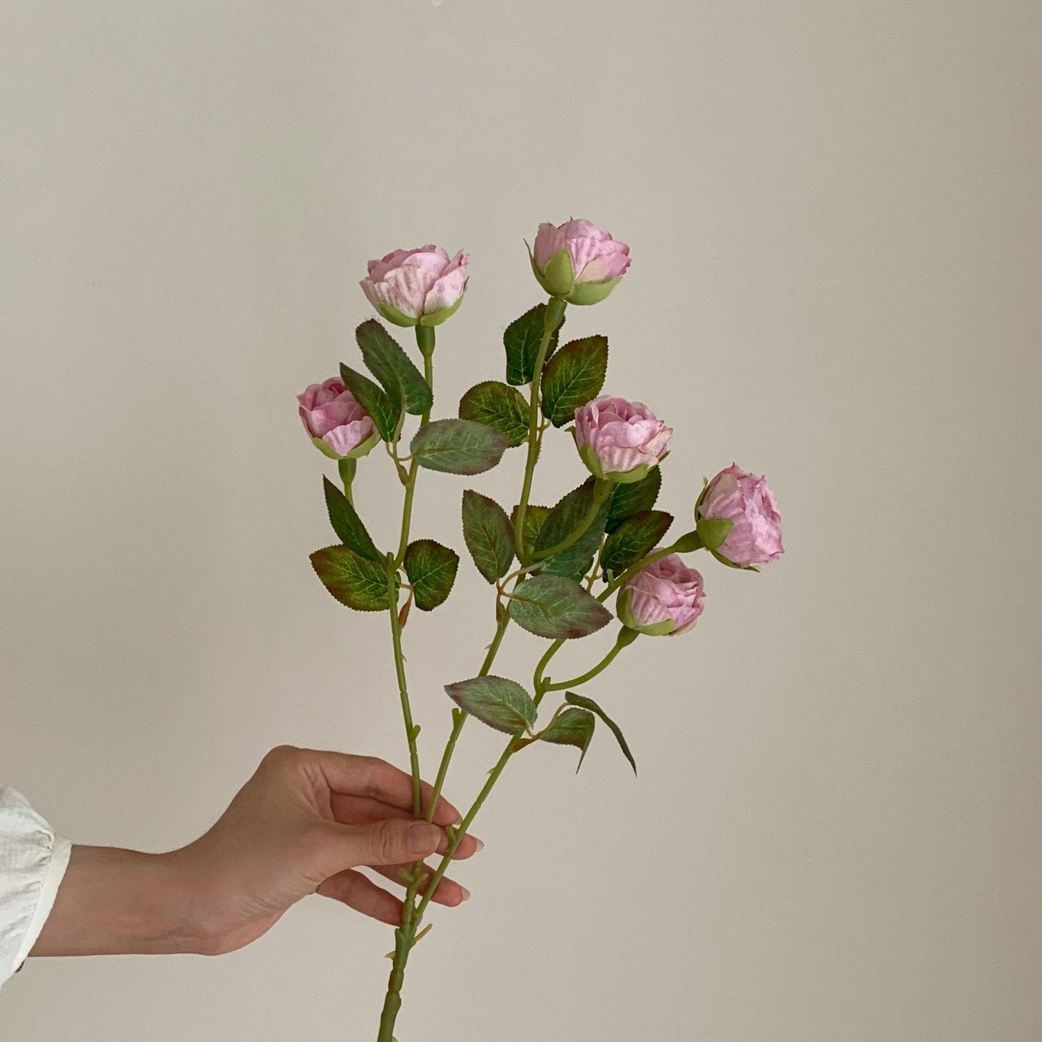 

Windblown Glass Vase with Multi-Headed Artificial Rose Arrangement for Dining Table Decoration