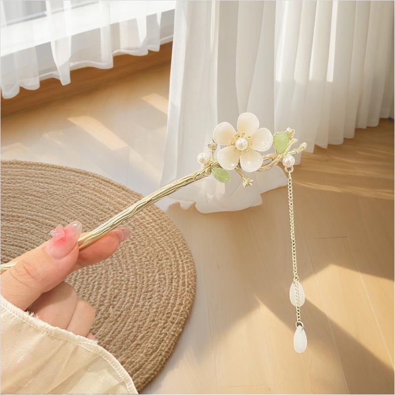 Lily Flower Hairpin for Women: Tassel Hair Stick, Hanfu Hair Accessory, Intangible Cultural Heritage Design.