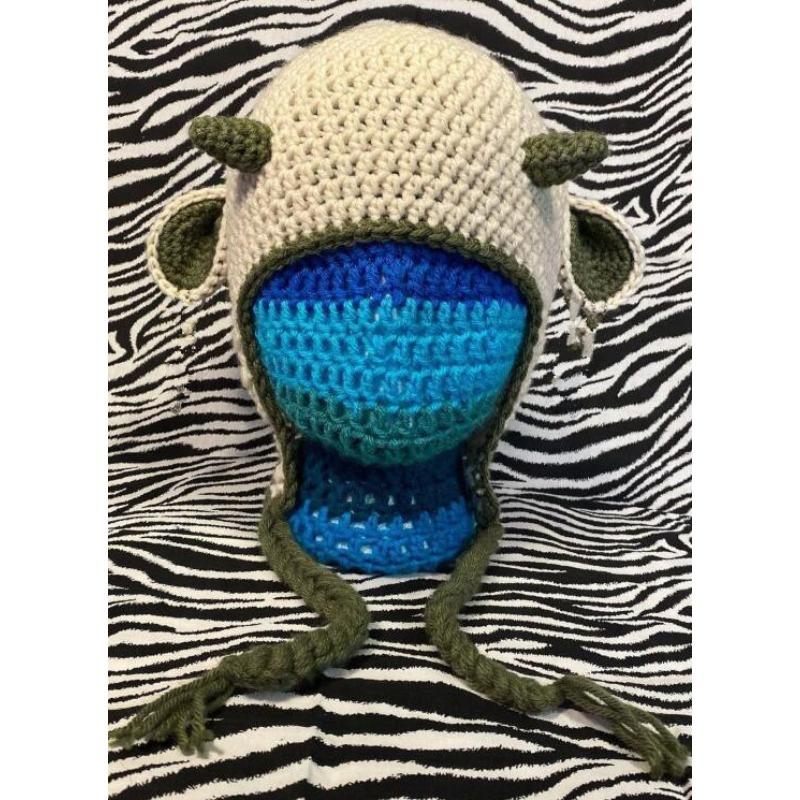 Berretto con paraorecchie scheletro fatto a mano all'uncinetto per Halloween