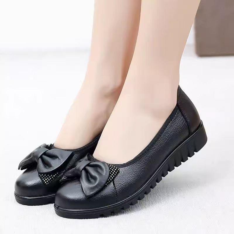 2025 Spring and Autumn Leather Shoes Women's Flat Bottom Shallow Mouth Middle-aged Mother Shoes Soft Sole Non-slip Black Work Shoes Large Size Si