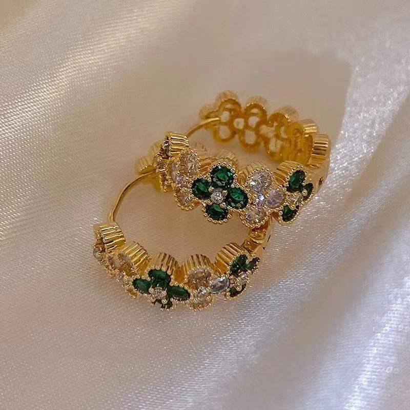 Minimalistische vierblättrige Kleeblatt-Ohrringe: Smaragd Zirkon, Vintage-inspiriert, 18K vergoldetes Kupfer, Trendiges Design, Ohrclips.