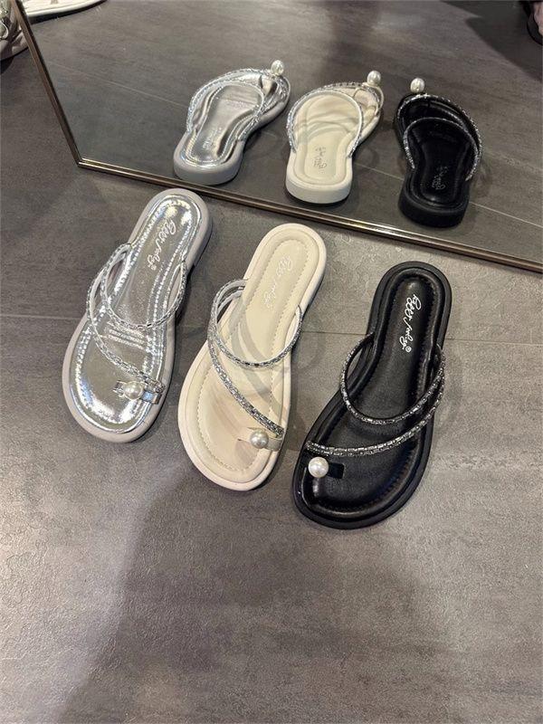 Slippers women's wear 2025 new summer flat out cover toe beach sandals French pinch cold slippers