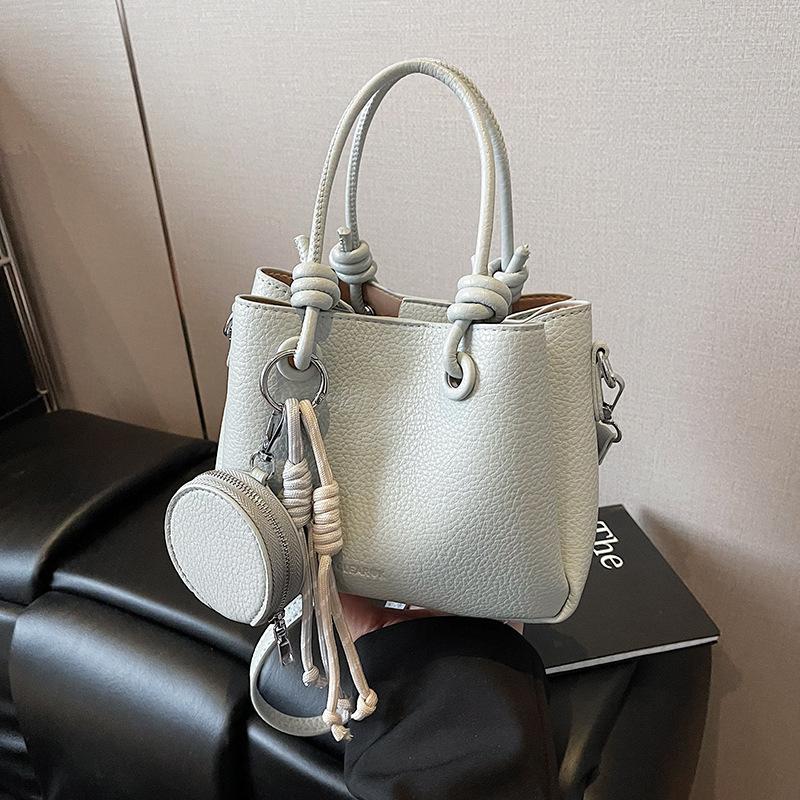 Portable versatile casual bucket bag 2025 spring new Korean version fashion high-end shoulder bag commuter messenger bag