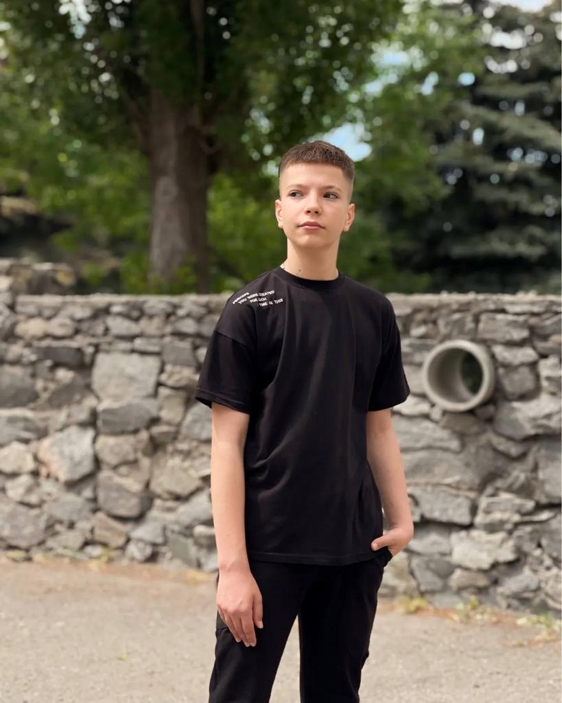 Chłopięcy T-shirt Teen – Miękka mieszanka bawełny i lycry, Stylowy haft na ramieniu, Wygodny krój, Lato, 6414-036-22-1 HC