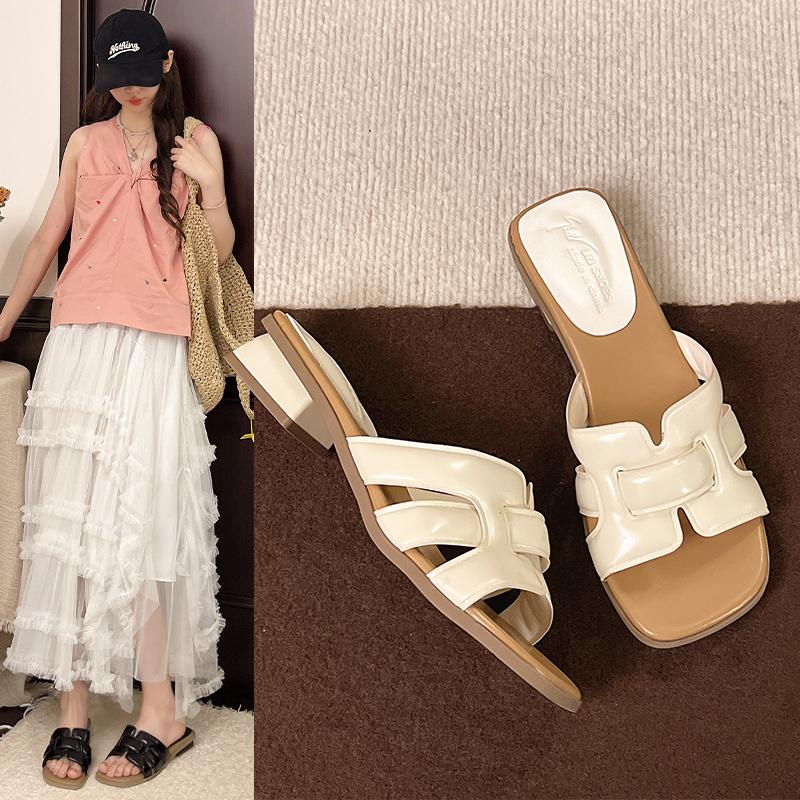Fashion Ladies' Fashionable Casual Flat Sandals Versatile Outdoor Wear Comfortable Flat Slippers for Everyday Use