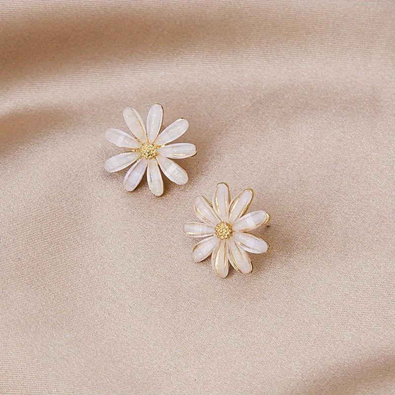 1 Pair of Elegant Daisy Earrings, White Flowers with A Gold Center, Shiny Effect Design, Preferred for Daily Wear