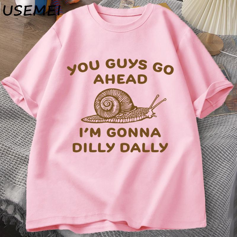 

Go Ahead I Am Gonna Dilly Dally Tshirt Man Retro Funny Snail Minimalistic T-Shirt Women Men Short Sleeves Tees S розовый