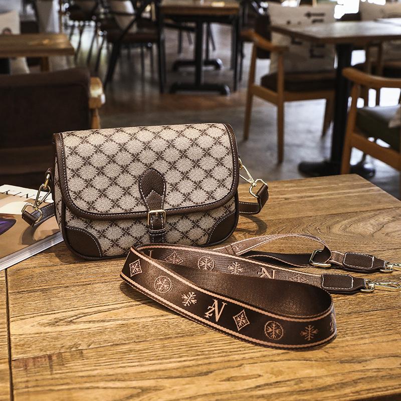 

Модная и Универсальная Сумка Новая Летняя Популярная Сумка Кроссбоди, Модная Маленькая Квадратная Сумка на Одно Плечо Под Мышку для Женщин