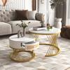 2-in-1 Runder Couchtisch aus MDF, Beistelltisch mit Marmorplatte und Schubladen aus Kunststoff-Rattan, Griffe aus Massivholz. Goldene Eisenfüße.