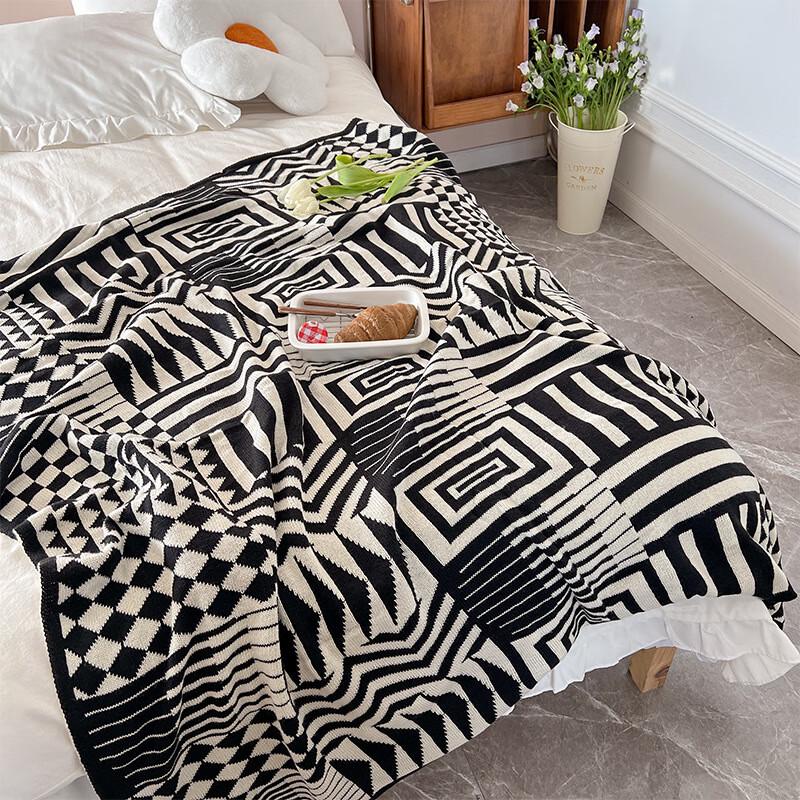 UOSU Geometric Knitted Blanket & Shawl