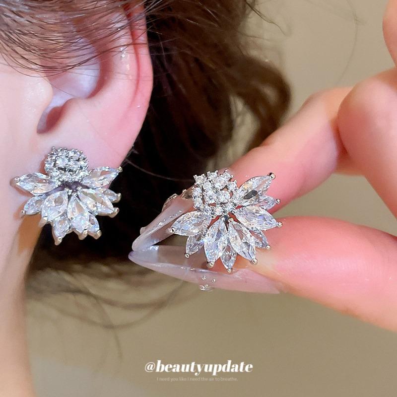 The Icing On the Cake~ Shining Zircon Flower Ear Clips for Women Without Earholes Korean Exquisite Earrings Light Luxury High-end Earrings