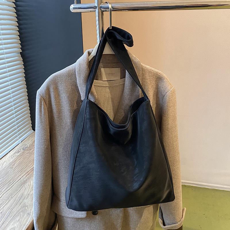 2025 Autumn and Winter New Retro Large-capacity Tote Handbag Fashionable Versatile Foreign Gas Bucket Shoulder Bag