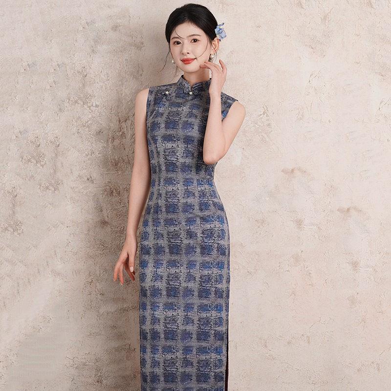 Modern Chinese-Inspired Sleeveless Long Cheongsam Dress With Grid Stand Collar Design Women 2026