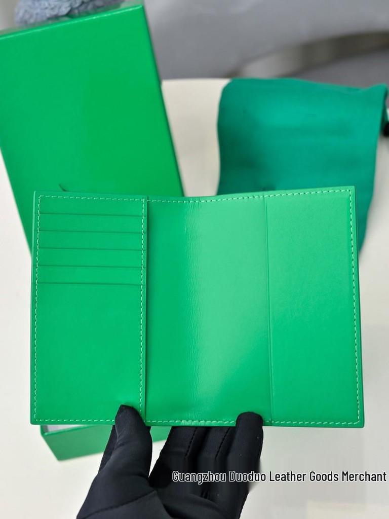 Genuine Leather Diamond Pattern Bi-Fold Wallet with Multi-Card Slots and Passport Holder