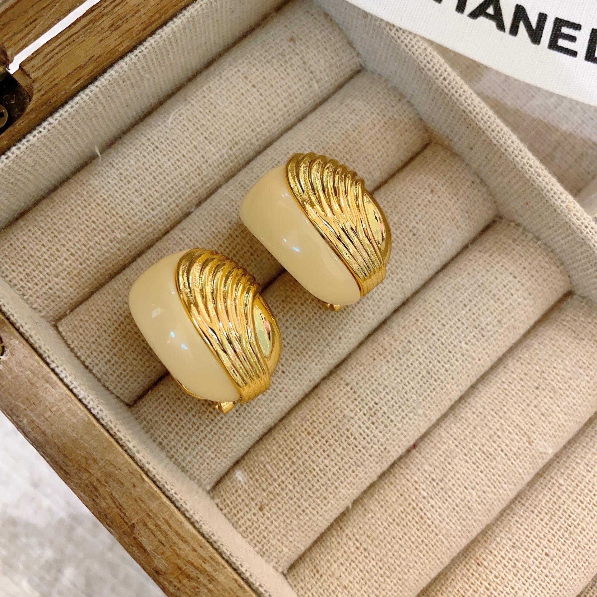 

Весенние и летние серьги-гвоздики высокого класса, женские легкие роскошные серьги, уникальный дизайн, серьги в стиле иностранного темперамента