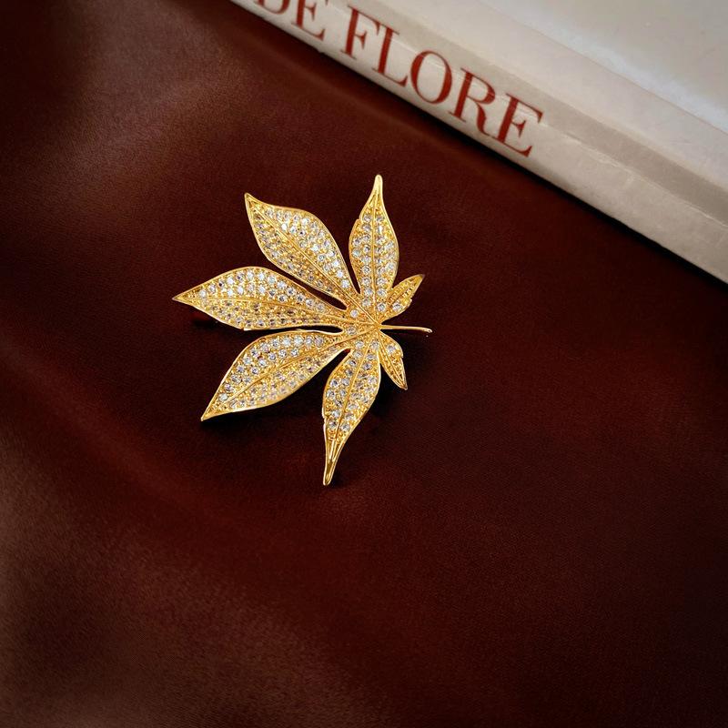 Średniowieczna Vintage Broszka z Kontrastującą Pszczołą Inkrustowana Diamentami Retro Lekki Luksus High-endowa Korsaż Wykwintne Wszechstronne Dodatki Kobiety