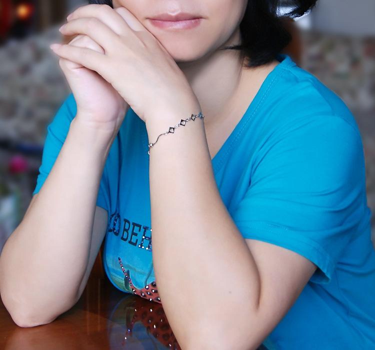 Cold Wind Lo Bracelet Platinum-Plated Women'S Versatile Simple Jewelry Round Beads Heart-Shaped Chain Direct Sales