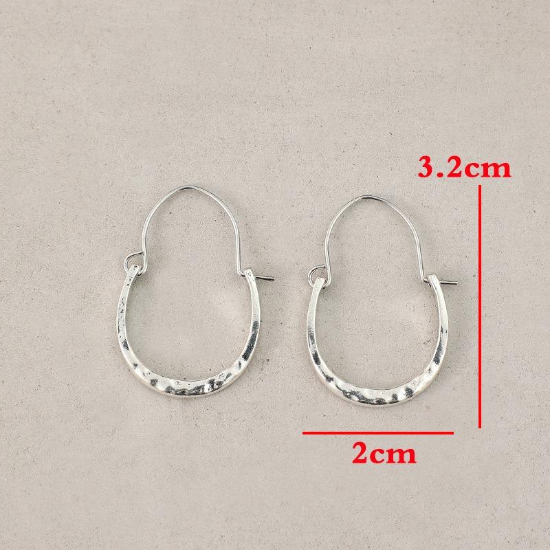 Vintage Silberfarbene Metall Schnitzerei Rundes Muster Creolen für Damen Minimales Design Persönlichkeit U-förmige Ohrringe