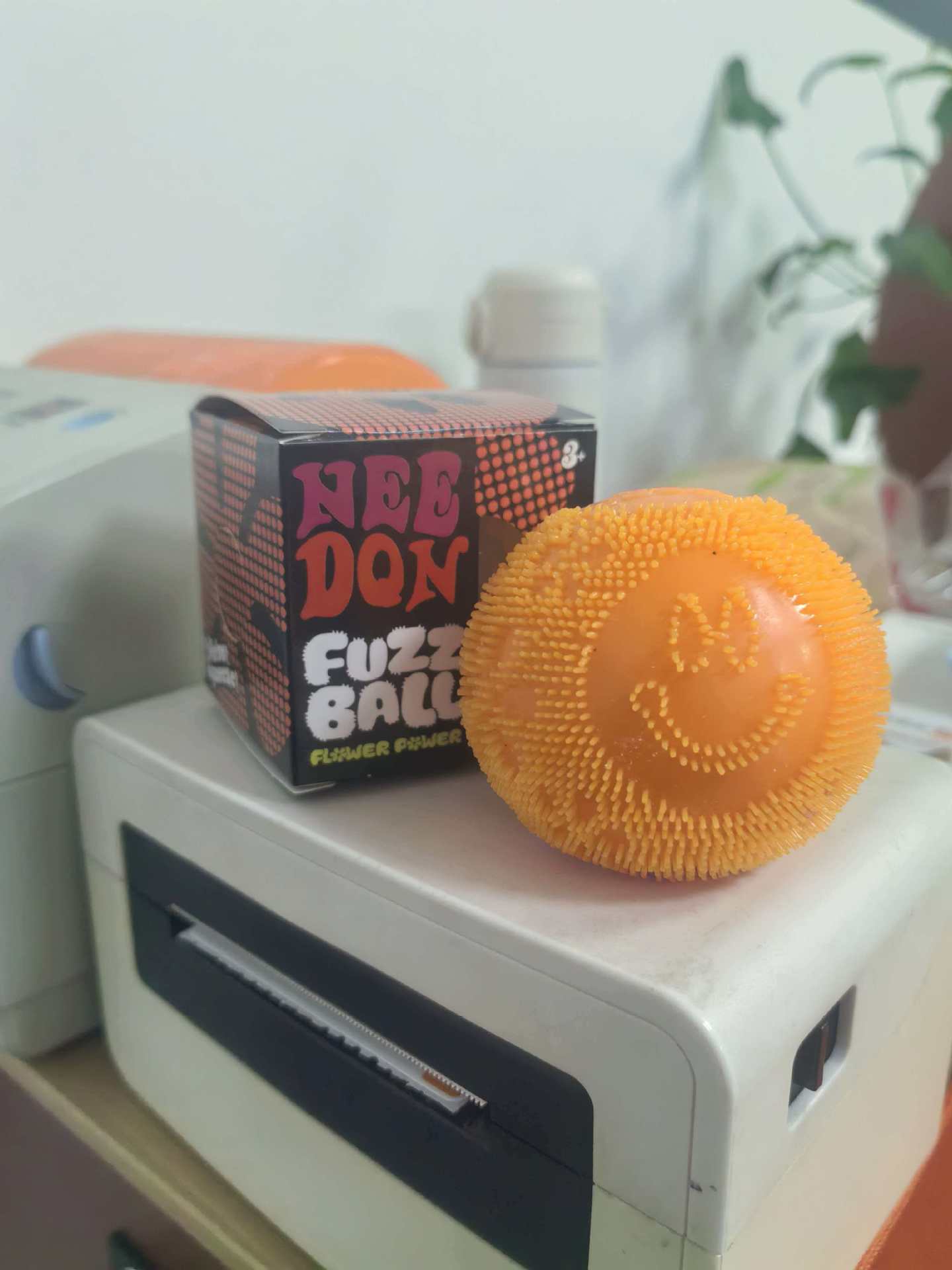 Smiley Gezicht Pluizige Pom Pom Squishy Zacht Knijpspeeltje voor Dagelijkse Stressverlichting