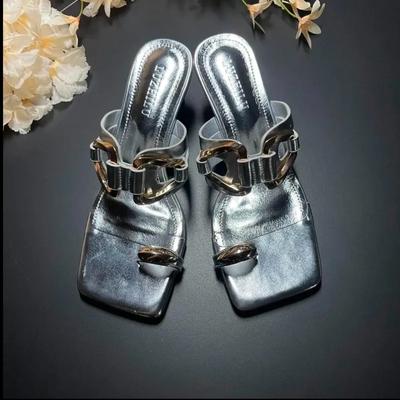 2025 Été Nouvelles Sandales Modernes à Bout Ouvert pour Femmes Bout Carré Décoration Métallique Sandales à Talons Moyens Sandales Tongs de Soirée