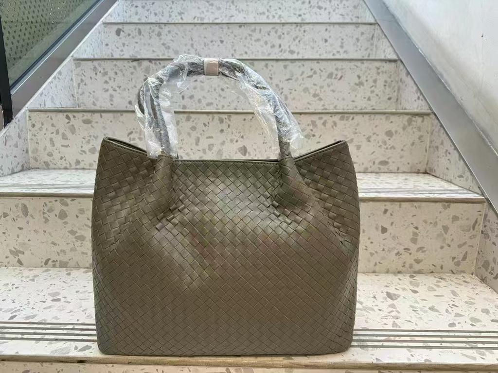 New women's bags, genuine leather women's bags, trendy shoulder bags, hand-woven shoulder handheld mother and child bags.