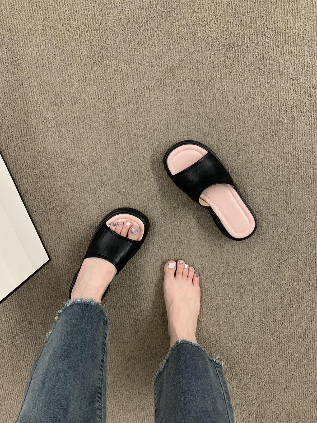 

Интернет знаменитости толстые подошвы серебряные односложные тапочки женская летняя одежда 2025 популярные сандалии на наклонном каблуке праздничные пляжные римские сандалии 40 чёрный