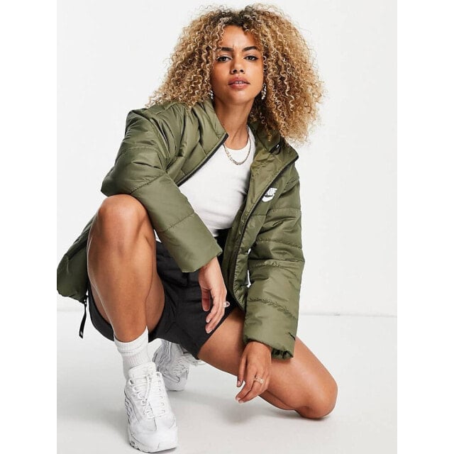 

Классический пуховик с капюшоном Nike цвета хаки оливкового цвета