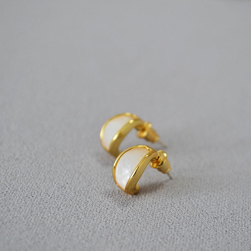 Japanische & Koreanische Minimalistische Gebogene Perlmutt Vergoldete Messing & 925 Silber Ohrstecker