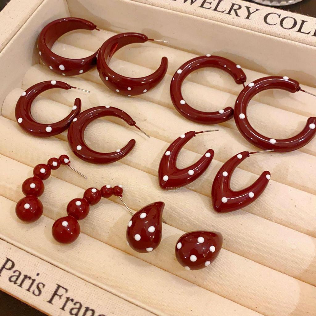 Geometric Drip Oil Polka Dot Steel Stud Earrings – Retro Hong Kong Style for Autumn/Winter Women's Fashion.