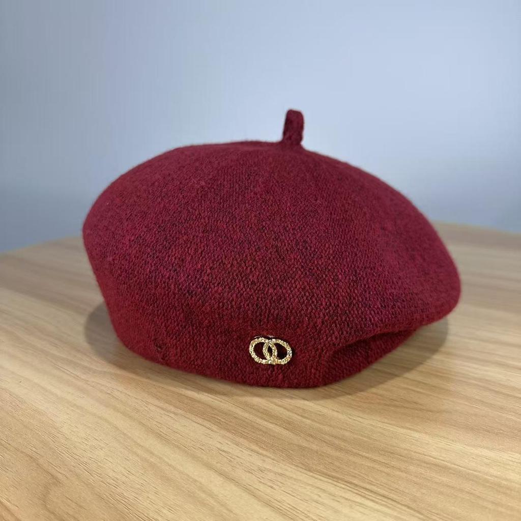 Chices Herbst/Winter-Barett im koreanischen Stil mit Metallabzeichen für Damen - Schlankmachender japanischer Mode-Malerhut