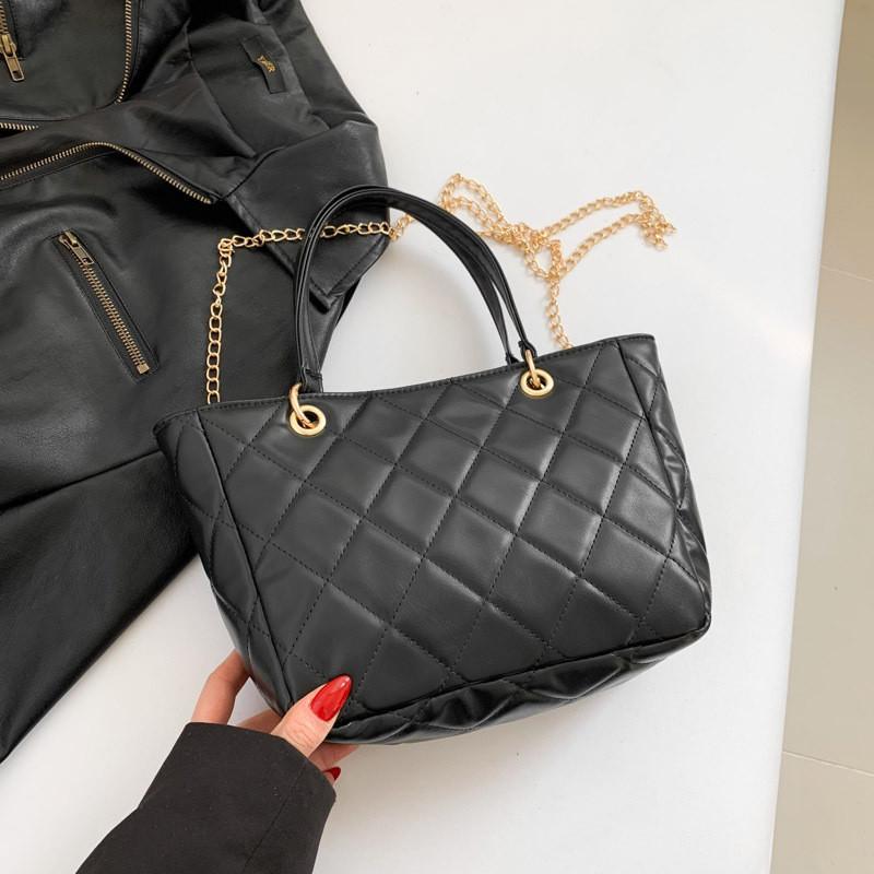 

Elegant White Quilted Chain Tote Bag For Women With Soft Pu Material And Trendy Aesthetic чёрный