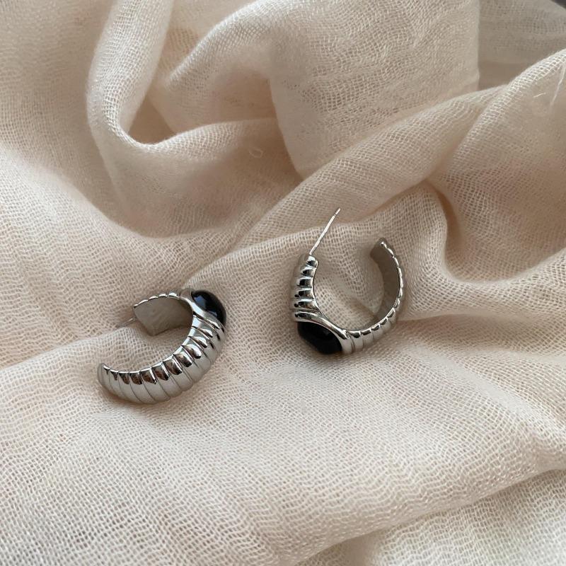 Vintage Roman Style Black Zircon Stud Earrings Half Ring Personality Niche Earrings Personality Fashion Sense Artistic Temperament Earrings