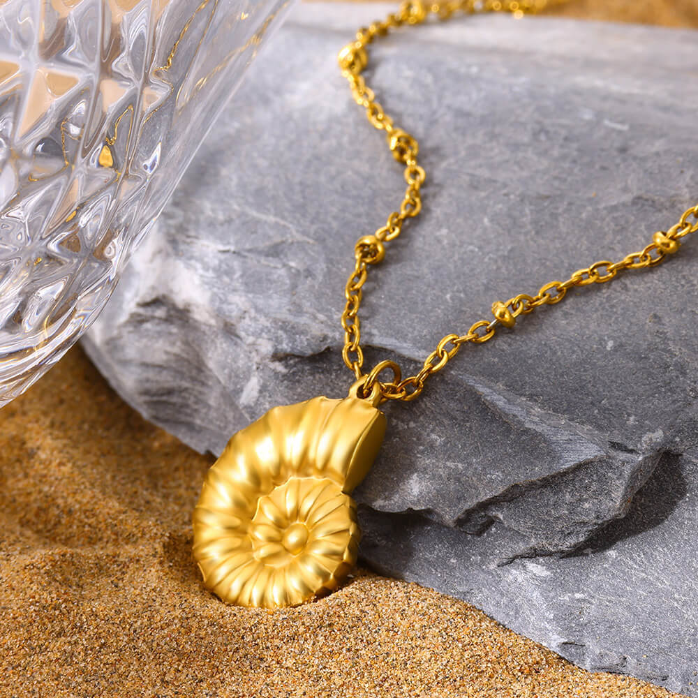 Summer style conch necklace suitable for women's summer beach travel and fashionable Zircon matching