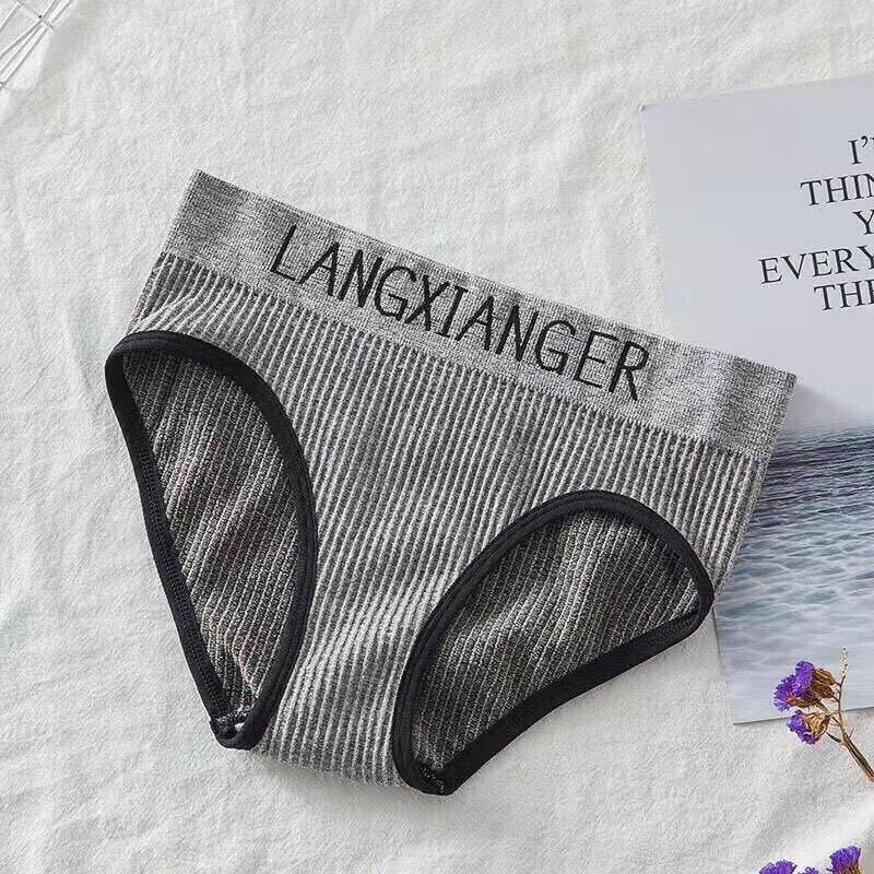 Тістері бар трусиканы шешеді Тістері бар трусиканы шешеді